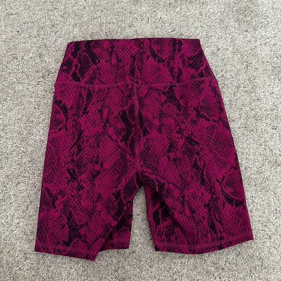 Alo yoga bike shorts - Picture 2 of 3